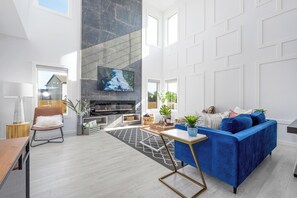 Smart-TV, peis og bøker