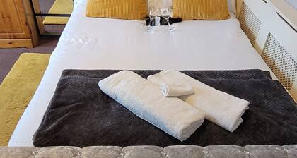 2-Bed Apartment, Sleeps 4,On-site parking