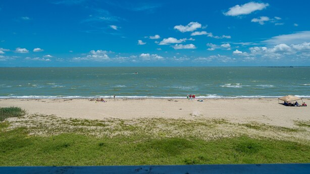 A beach with a clear sky and calm sea. - Sunrise Beach Retreat (Corpus Christi)