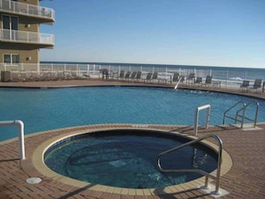 Una piscina techada, una piscina climatizada