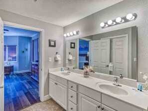 Combined shower/tub, hair dryer, towels