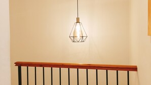 Un luminaire suspendu de forme géométrique, fixé au plafond.