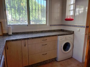 Badewanne, Haartrockner, Handtücher