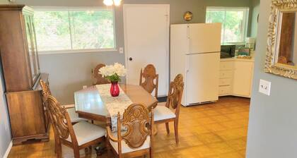 Cheerful 3-BR home near Downtown Dayton, Wright Patterson AFB and Airport