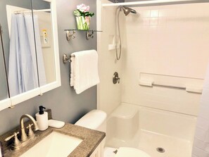 Dusj, hårføner, håndklær og såpe