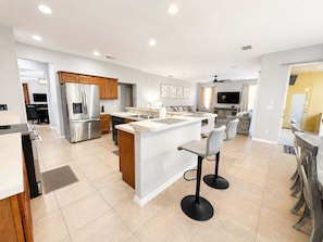 Fridge, microwave, oven, stovetop - Pool Home With Spa & Games Room In Gated Resort With Extensive Amenities (Davenport)