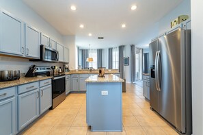 Refrigerador, microondas, horno y parrilla de estufa 