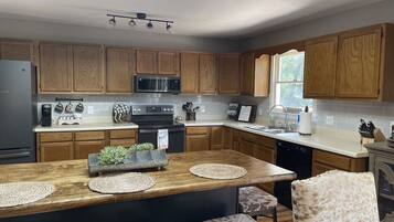 雪櫃、微波爐、焗爐、爐具