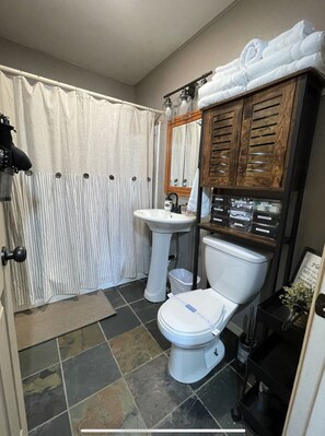 Duschwanne, Haartrockner, Handtücher, Seife