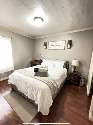 2 Schlafzimmer, Schreibtisch, Bügeleisen/Bügelbrett, Reisekinderbett