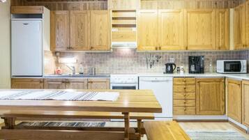 KylskÄp, mikrovÄgsugn, diskmaskin och grytor/köksredskap