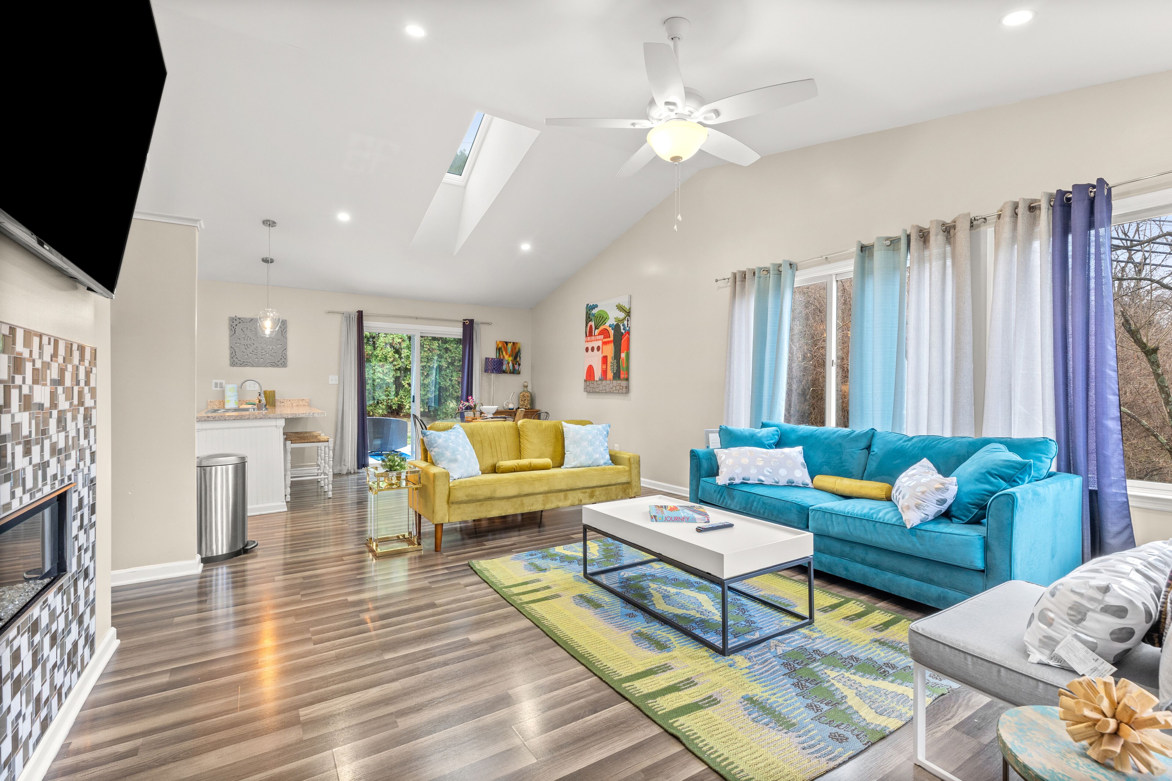 😃 Cheerful and cozy, 3 bedroom home 🏡 recessed into a wooden lot
