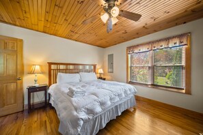 3 bedrooms, free WiFi, bed sheets - Cruizin  River Dreams- River front, fire-pit, hot tub (Todd)