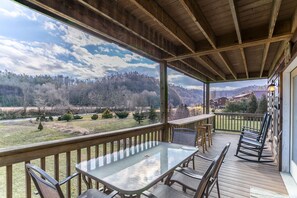 Outdoor dining - Cruizin  River Dreams- River front, fire-pit, hot tub (Todd)