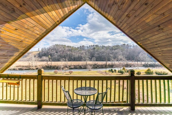 Outdoor dining - Cruizin  River Dreams- River front, fire-pit, hot tub (Todd)