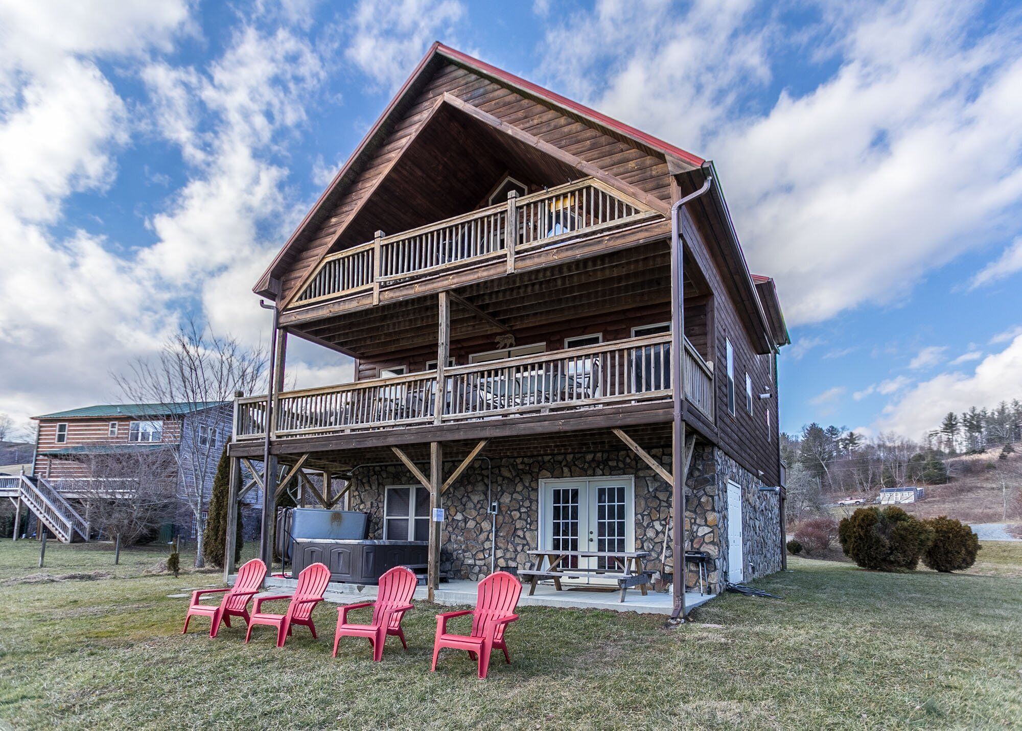 Cruizin  River Dreams- River front, fire-pit, hot tub, pool table