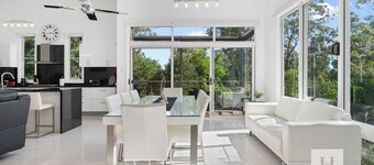 Murrays Lakeshore Getaway - Near Lake, Pool, Cafe!