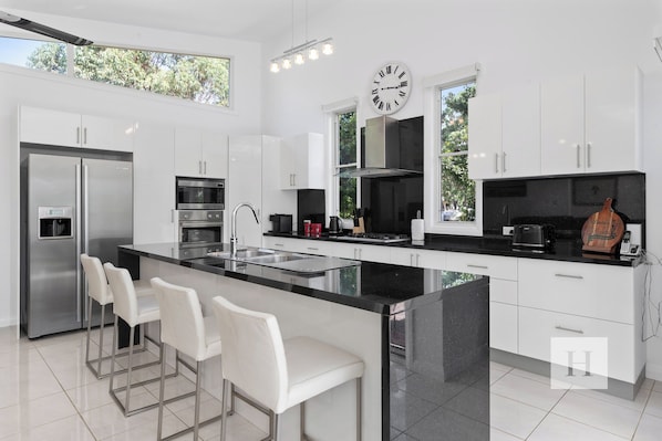 Réfrigérateur, micro-ondes, four, plaque de cuisson