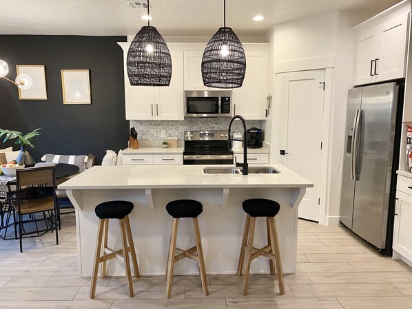 Fridge, microwave, oven, stovetop - Townhome, Sleeps 11+ *Priv Patio|Priv Hot Tub|Fire Pit|Pool* (Washington)