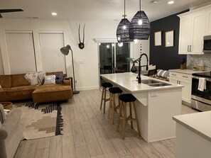 Interior - Townhome, Sleeps 11+ *Priv Patio|Priv Hot Tub|Fire Pit|Pool* (Washington)