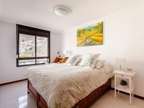2 bedrooms, desk, iron/ironing board, Internet - 'Santa Cruz Harbor Views': seaside prime location (Santa Cruz de Tenerife)