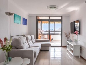 TV - 'Santa Cruz Harbor Views': seaside prime location (Santa Cruz de Tenerife)