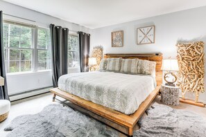 3 bedrooms, desk, laptop workspace, iron/ironing board - Sterling Valley Home ~ 9 Mi to Stowe Mountain! (Morristown)