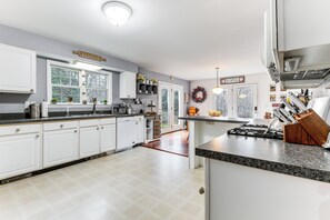 Fridge, microwave, stovetop, dishwasher - Sterling Valley Home ~ 9 Mi to Stowe Mountain! (Morristown)