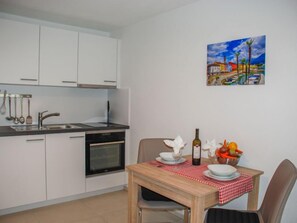 Kühlschrank, Ofen, Hochstuhl, Kochgeschirr/Geschirr/Besteck