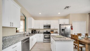 Nhà (Multiple Bedrooms) | Bếp riêng | Lò vi sóng, lò nướng, bếp nấu, máy rửa bát 