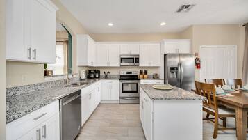 House (Multiple Bedrooms) | Private kitchen | Microwave, oven, stovetop, dishwasher