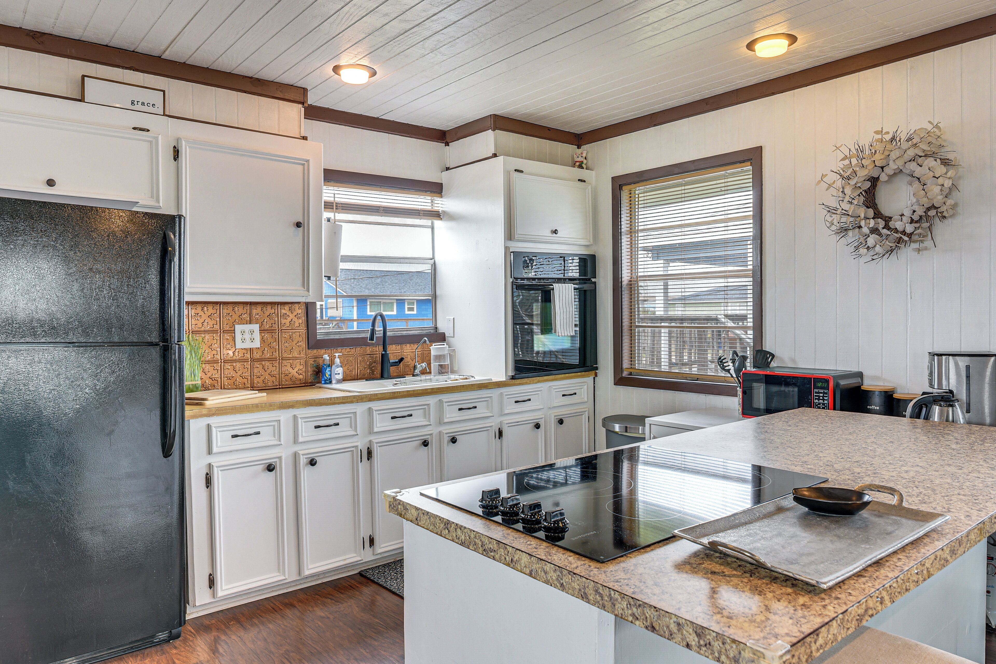 Réfrigérateur, micro-ondes, plaque de cuisson, cafetière/bouilloire