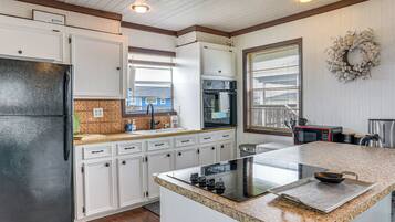 Réfrigérateur, micro-ondes, plaque de cuisson, cafetière/bouilloire