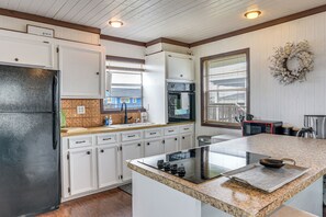 Kjøleskap, mikrobølgeovn, kokeplater og kaffetrakter/tekoker