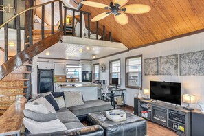 TV, DVD-spiller, bøker og stereoanlegg