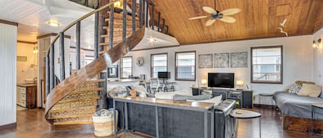 Télévision, lecteur de DVD, livres, chaîne hi-fi