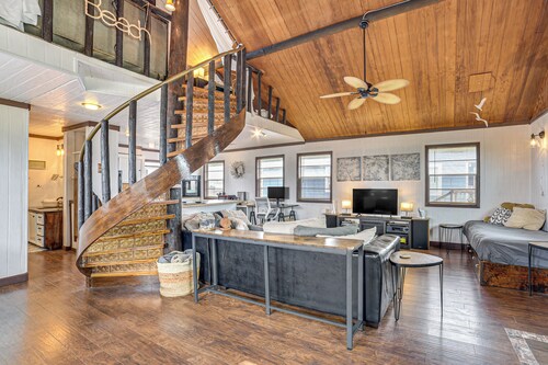 Walk to Shore: Cottage w/ Deck in Surfside Beach!