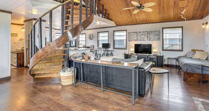 Walk to Shore: Cottage w/ Deck in Surfside Beach!