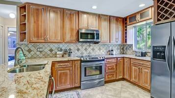 獨棟房屋 (7384 Willems Dr) | 外觀