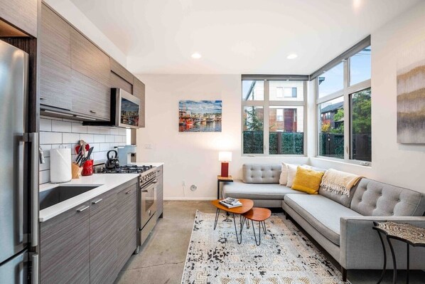 Réfrigérateur, micro-ondes, four, plaque de cuisson