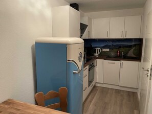 Frigorífico, horno, placa de cocina y lavavajillas