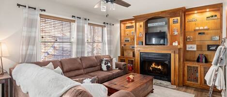 Fernseher, Kamin, Bücher