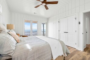 5 bedrooms, free WiFi, bed sheets - "Porpoise Point" - Oceanfront Home, 5 Bedrooms / 5 Bathrooms, w/ PRIVATE POOL (Holden Beach)