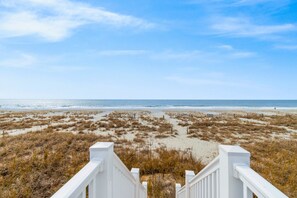 On the beach - "Porpoise Point" - Oceanfront Home, 5 Bedrooms / 5 Bathrooms, w/ PRIVATE POOL (Holden Beach)