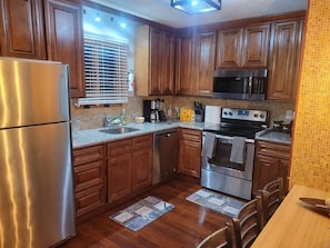 Frigorifero, forno, piano cottura, lavastoviglie