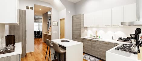 Kylskåp, mikrovågsugn, ugn och spishäll