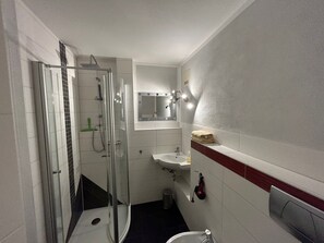 Dusche, Haartrockner, Bidet, Handtücher