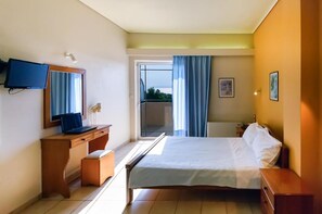 Caja de seguridad en la habitación y tabla de planchar con plancha 