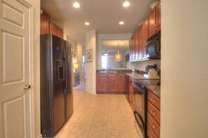 Frigorífico, microondas, lavavajillas y cafetera o tetera