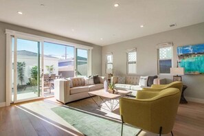 Smart TV, Hulu, streaming services